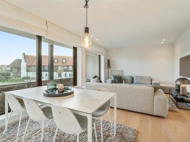 Sunny corner apartment