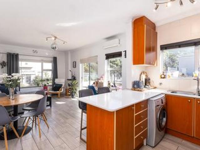 sunny corner one bedroom apartment w.