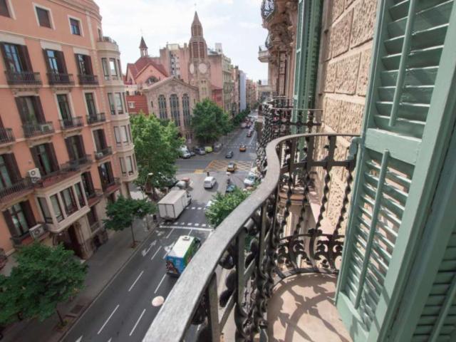 Sunny double bedroom with a balcony, near the Passeig de Gràcia metro