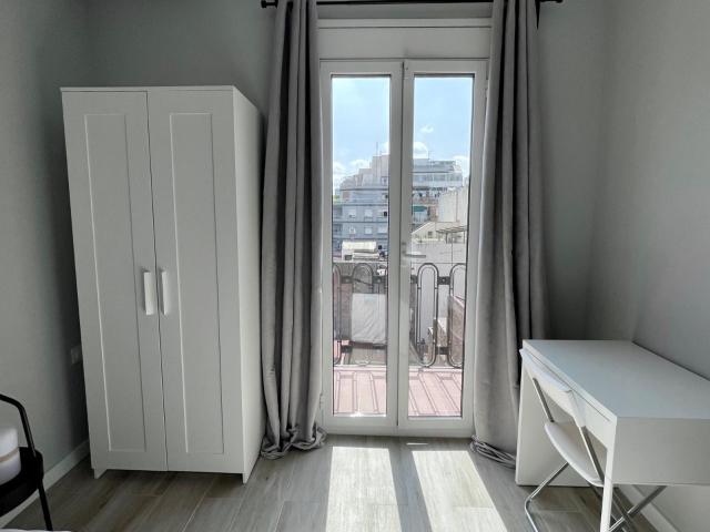 Sunny DOUBLE BEDROOM with private balcony near Collblanc Metro Station!