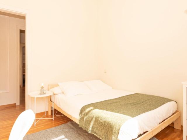 Sunny double room with access to terrace in Sant Gervasi