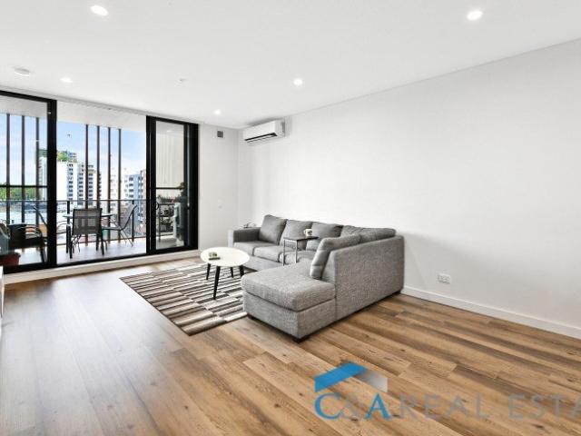 Sunny East Facing 3 Bedroom Apartment Level 7!