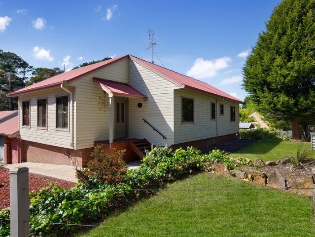 Sunny, Easy Care Living in a Convenient Setting