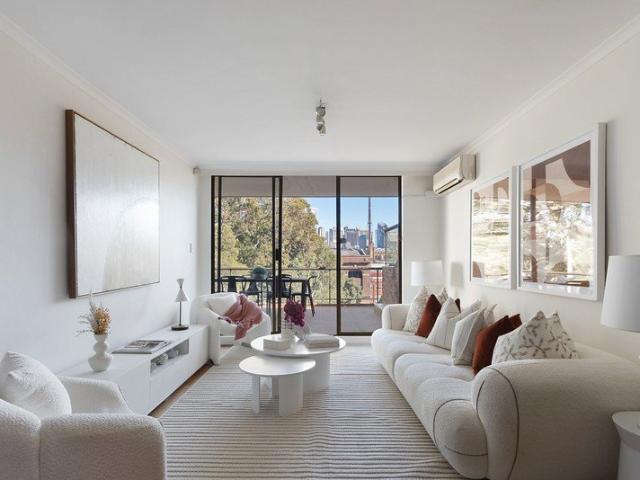 Sunny Entertainer with Harbour Bridge Views on Potts Point border
