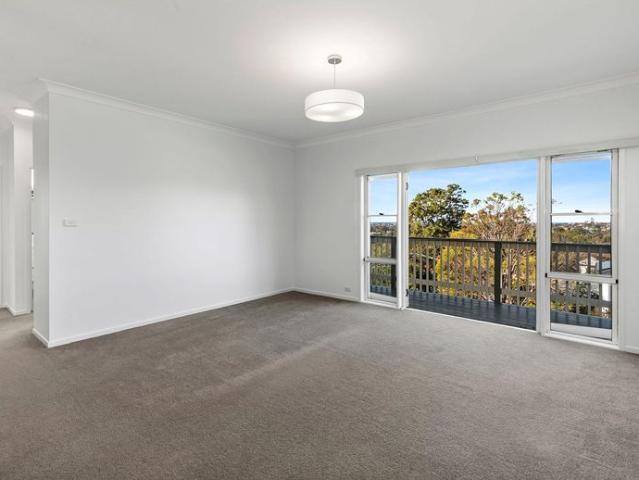 Sunny family friendly house like upper floor 3 bedroom duplex