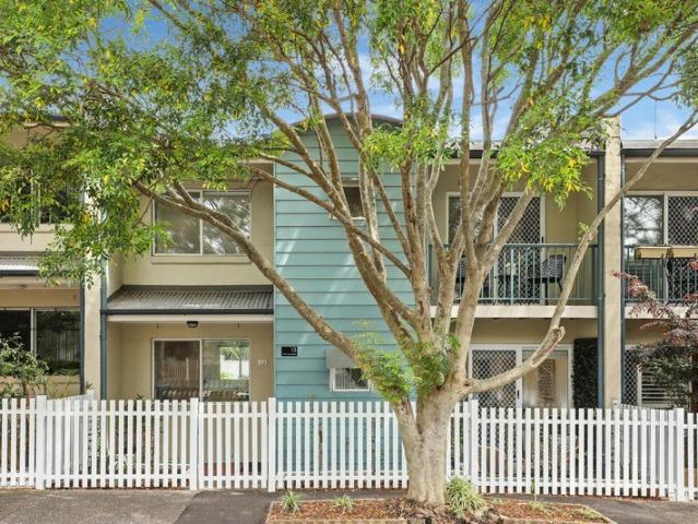 Sunny family sized townhome in Newington Mews