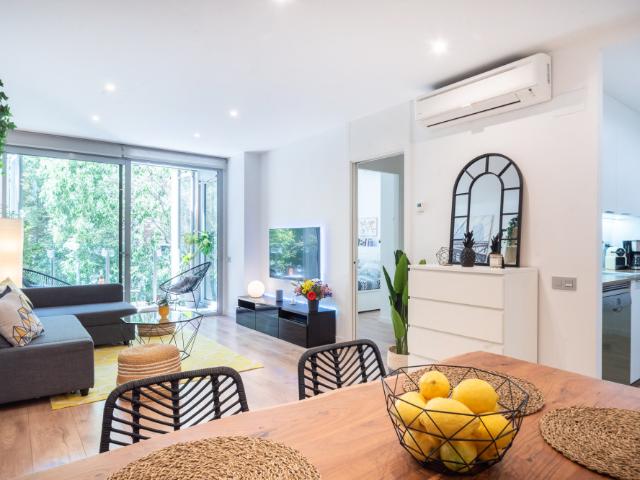 Sunny Flat with Balcony in Barcelona Center