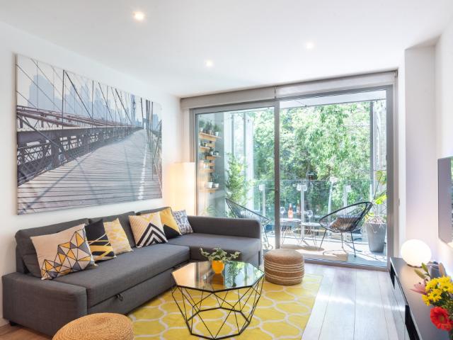 Sunny Flat with Balcony in Barcelona Center
