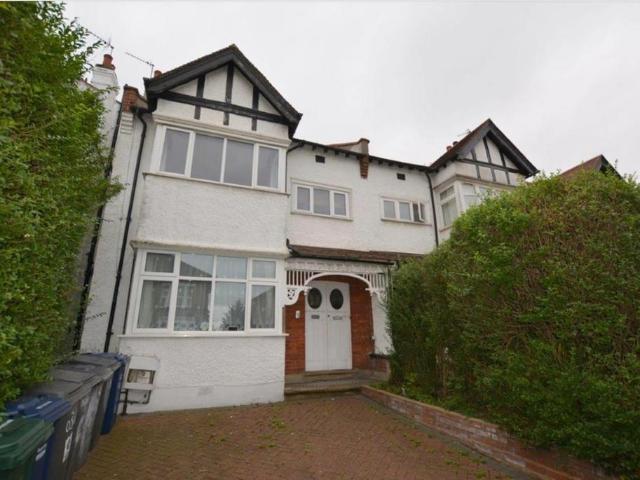 Sunny Gardens Road, Hendon, London, NW4 3 bed apartment to rent £2,475 pcm £571 pw