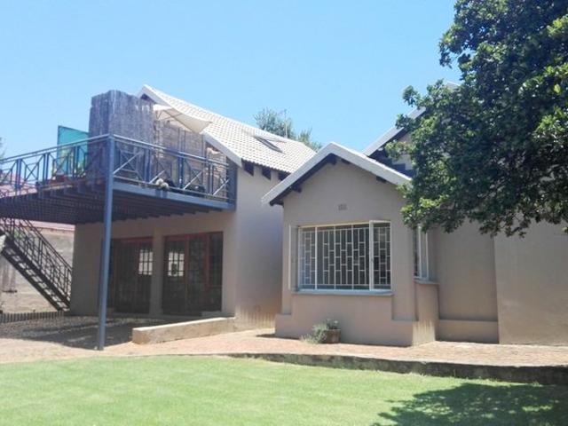 Sunny Lynnwood flat with energy efficiency and security, ideal for a single person