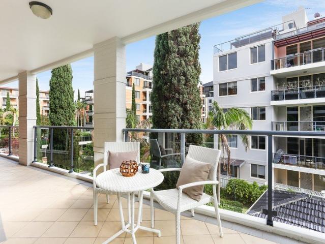 Sunny modern three bedroom apartment