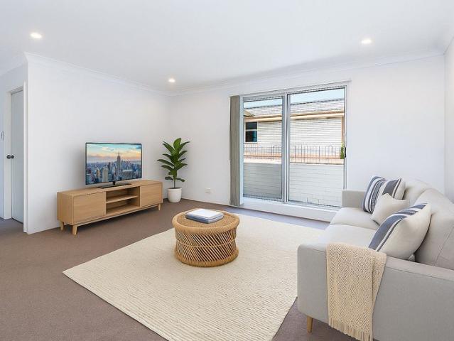 SUNNY, NEWLY UPDATED BEACH SIDE APARTMENT!