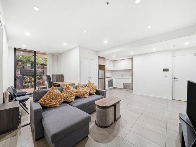 Sunny North East Aspect Apartment with Study