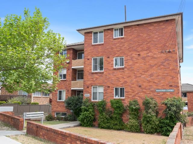 Sunny North East facing, Top floor 2 bedroom Apartment