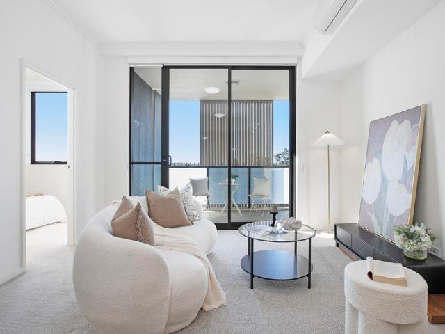 Sunny North Facing Apartment with Study, Park & River Views