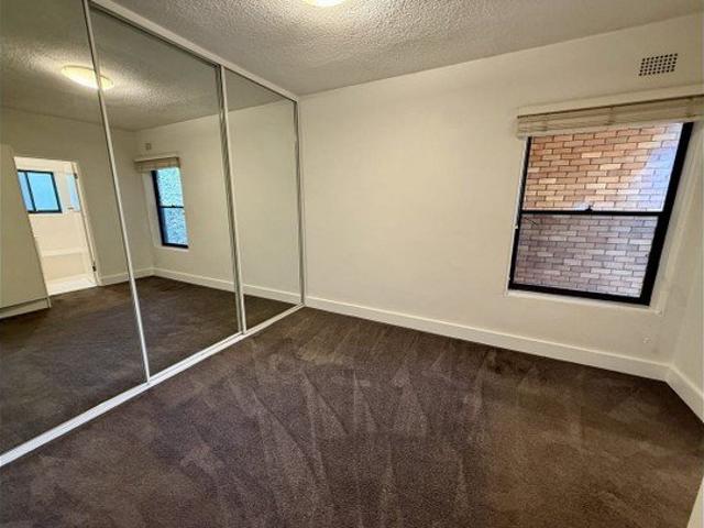 Sunny North Facing One Bedroom Apartment in Leafy Mosman Bay