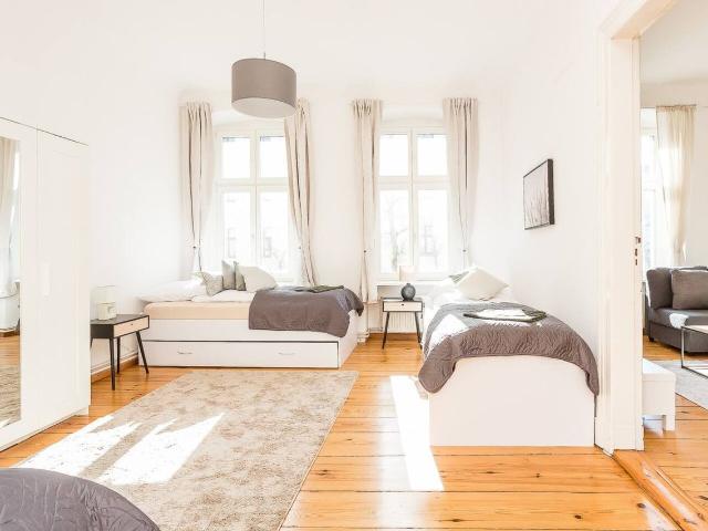 Sunny old building apartment, modern furnished and very well connected, in Charlottenburg for up to 6 people Berlin Amsterdam Apartments for Rent