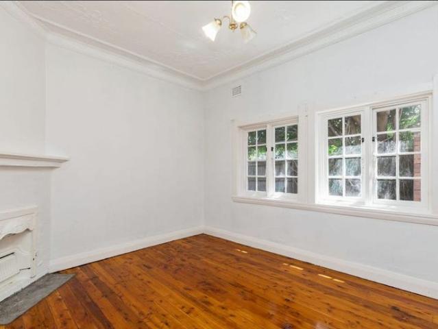 Sunny one bedder + sunroom in North Bondi