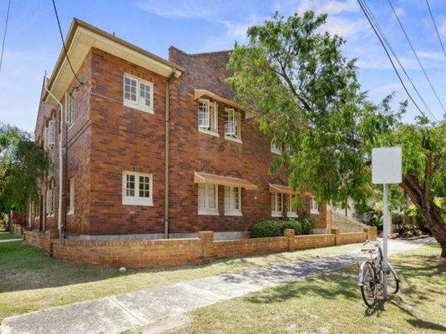 Sunny one bedder + sunroom in North Bondi