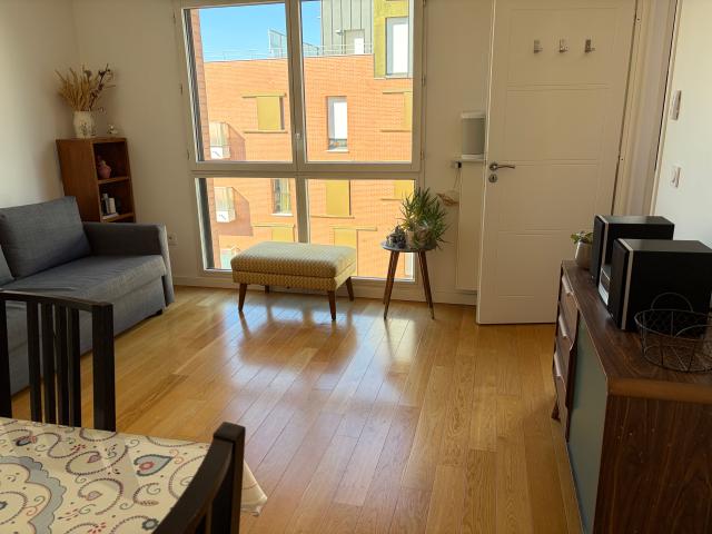 Sunny One Bedroom Apartment 10 min to La Defense