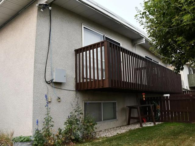 Large 1046 Sq Ft 2 Bed Bi Level – Sept Rent FREE! Private Laundry & Parking