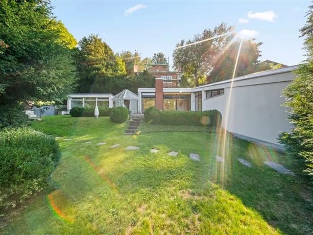 Sunny retreat with beautiful garden!