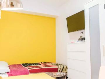 Sunny room in 5 bedroom apartment in Burjassot