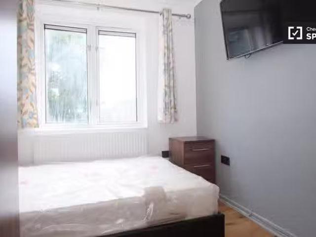 Sunny room to rent in 5 bedroom flat in Wimbledon, London