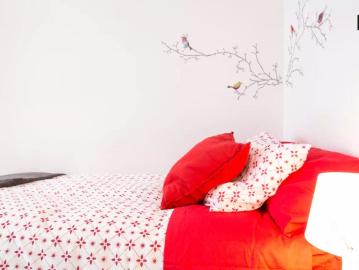 Sunny room with heating in 4 bedroom apartment in Bilbao la Vieja