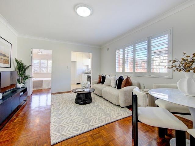 Sunny Simplicity On The Edge Of Mosman Village OPEN WED 10:45AM 11:15AM