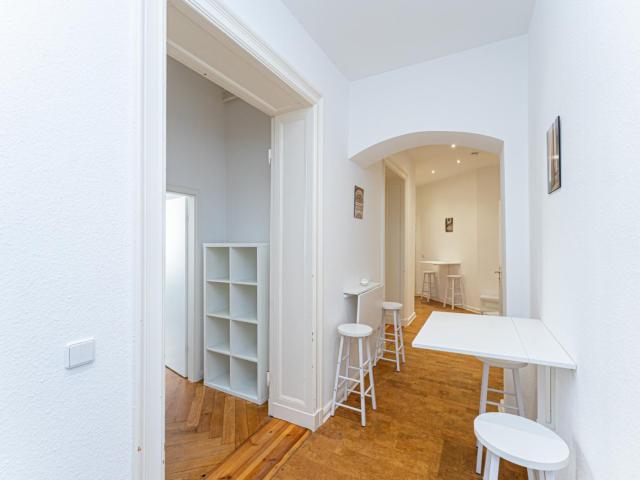 Sunny single bedroom in a 9 bedroom apartment in Charlottenburg