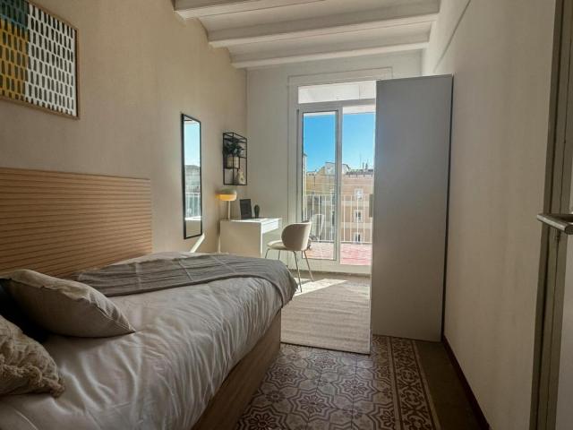 Sunny single bedroom in El Raval
