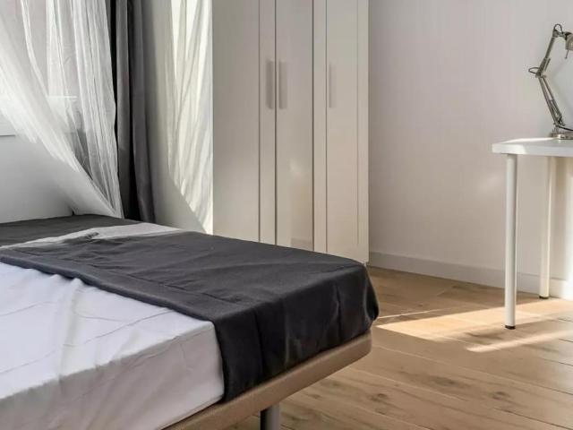 Sunny single bedroom near the Pubilla Cases metro