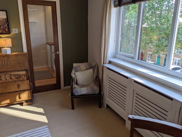 Sunny South West Facing, Top Floor 1 Bed Flat for Rent in Zone 2