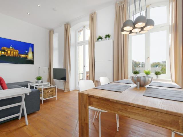 Sunny, spacious 2 bedroom apartment with balcony and romantic view