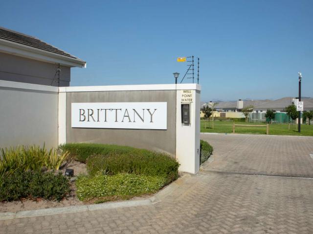 Sunny Spacious three bedroom two bathroom and Double Garage
