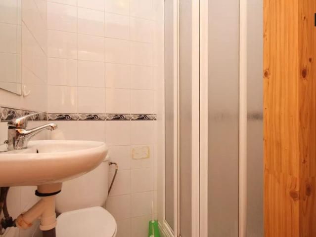 Sunny studio apartment with balcony for rent in central Granada
