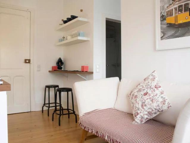 Sunny studio with balcony for rent in Avenidas Novas