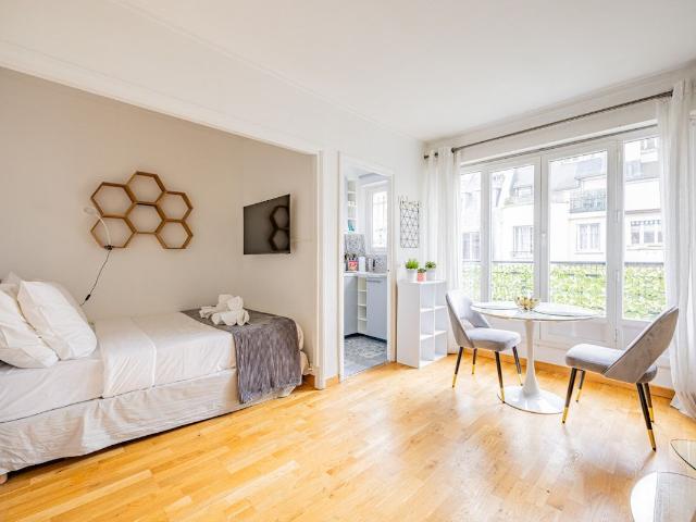 Sunny Studio with Private Patio near Palais des Congrès, Paris Amsterdam Apartments for Rent