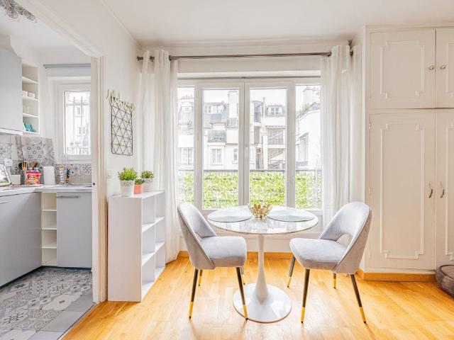 Sunny Studio with Private Patio near Palais des Congrès