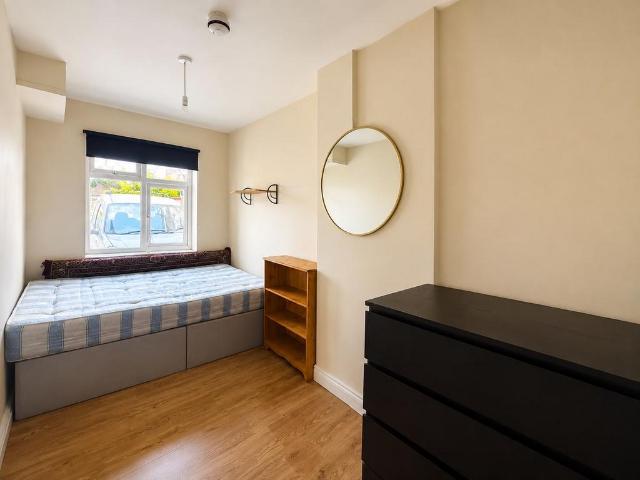 Sunnycroft Road, Hounslow TW3 1 bed in a house share to rent £750 pcm £173 pw