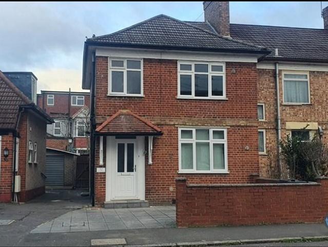 Sunnycroft Road, London, TW3 3 bed semi detached house to rent £2,700 pcm £623 pw