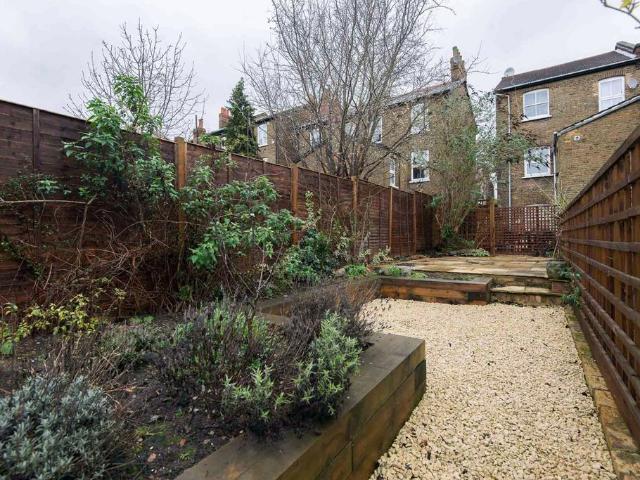 Sunnyhill Road, London, SW16 1 bed flat to rent £1,695 pcm £391 pw