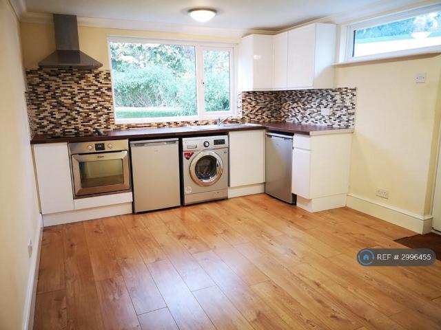Sunray Estate, Sandhurst, GU47 2 bed flat to rent £1,299 pcm £300 pw