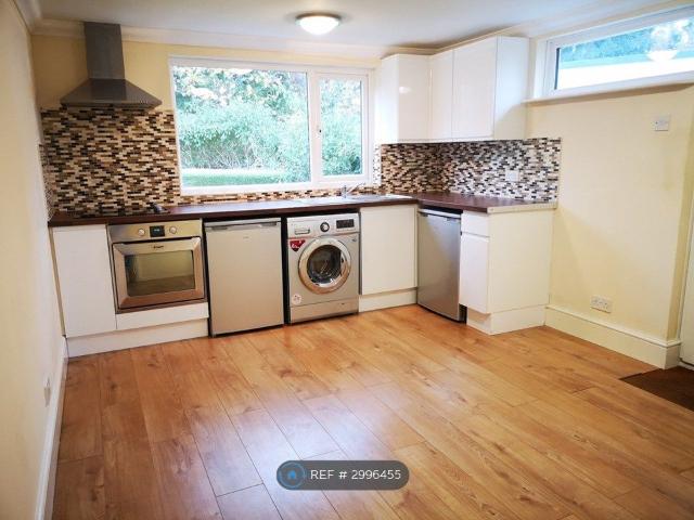 Sunray Estate, Sandhurst GU47, 2 bed flat to rent, £1,299 pcm | PrimeLocation
