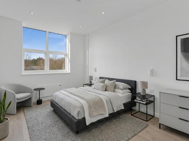 Sunrise Parkway, Milton Keynes MK14 1 bed flat to rent £1,130 pcm £261 pw