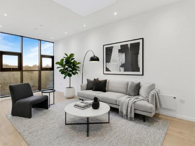 Sunrise Parkway, Milton Keynes MK14 2 bed flat to rent £1,470 pcm £339 pw