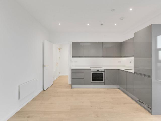 Sunrise Parkway, Milton Keynes MK14, 2 bed flat to rent, £1,470 pcm | PrimeLocation