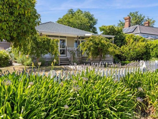 Sunset on Queens Spacious Daylesford Living with Valley Views