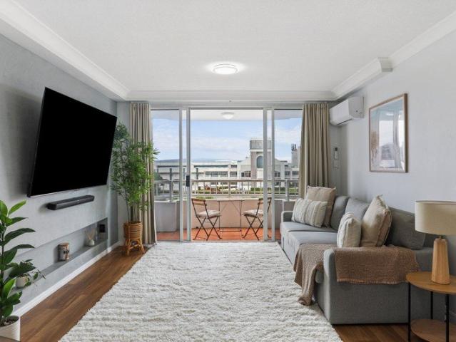 Sunset Views Over Pacific Fair Prime Broadbeach 1 Bed with Parking